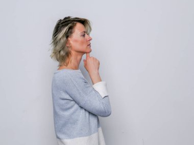 Yan görünümü düşünme bir kadın dizisi. 