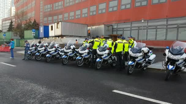 Équipe russe d'officiers de polis sur la route dans la rue . — Video