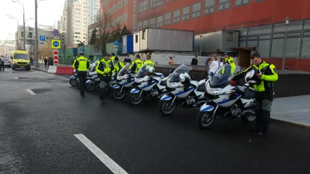 Squadra di ufficiali polis stradali russi in strada . — Video Stock