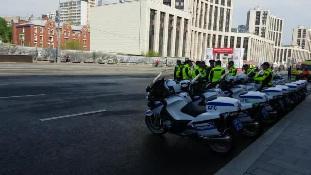 Squadra di ufficiali polis stradali russi in strada . — Video Stock