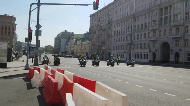 Orosz road polis tisztek csapat az utcán. — Stock videók