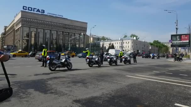 Équipe russe d'officiers de polis sur la route dans la rue . — Video