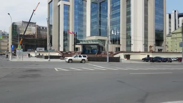 건물의 Lukoil 회사 근처 거리에 교통 — 비디오
