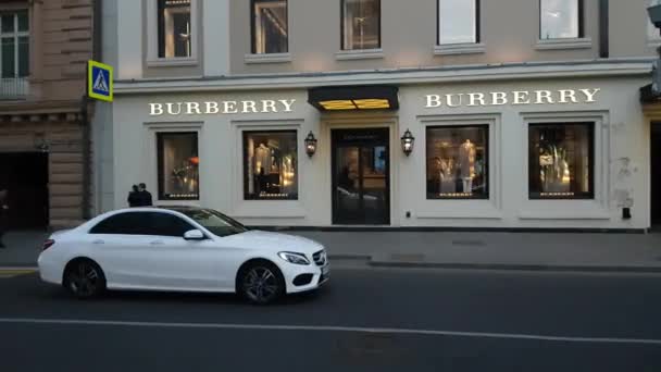 Торговля людьми перед бутиком Burberry на Петровке . — стоковое видео