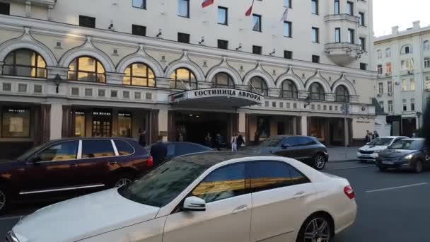 Peope trafik framför Marriott Avrora hotel i Petrovka st. — Stockvideo