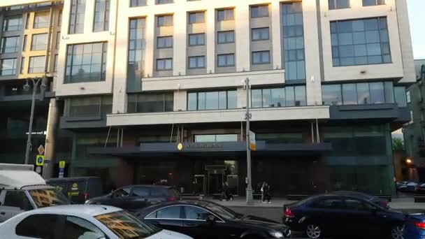 Intercontinental hotel op Tverskaya street in Moskou — Stockvideo