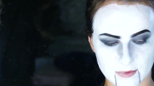 Гарненька жінка в стилі жахів макіяж — стокове відео