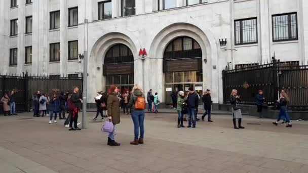 Transporte, Personas, Entrada al Metro de Moscú . — Vídeo de stock