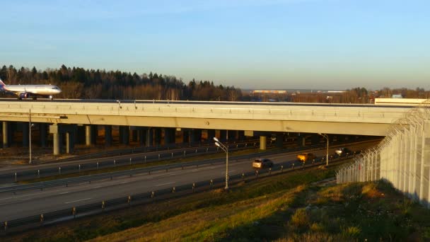 新しい滑走路からシェレメチェヴォ空港のターミナルへの航空機のための橋. — ストック動画