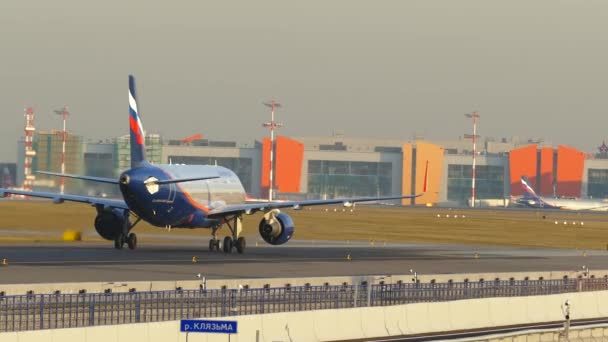 Ponte per aerei dalla nuova pista al terminal dell'aeroporto Sheremetyevo . — Video Stock