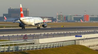 Yeni pistten Sheremetyevo Havaalanı terminaline giden uçaklar için köprü..