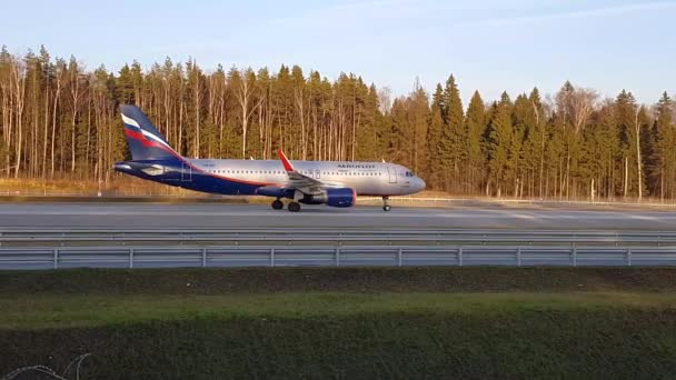 Bryggan för flygplan från den nya banan till terminalen på Sheremetyevos flygplats. — Stockvideo