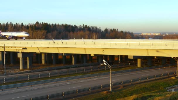 Brug voor vliegtuigen van de nieuwe landingsbaan naar de terminal van Sheremetyevo Airport. — Stockvideo