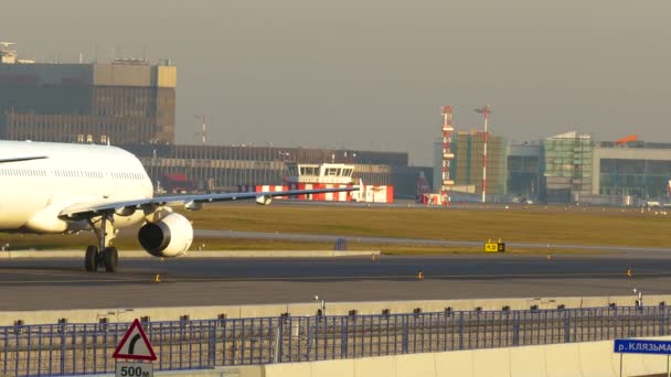 Yeni pistten Sheremetyevo Havaalanı terminaline giden uçaklar için köprü.. — Stok video