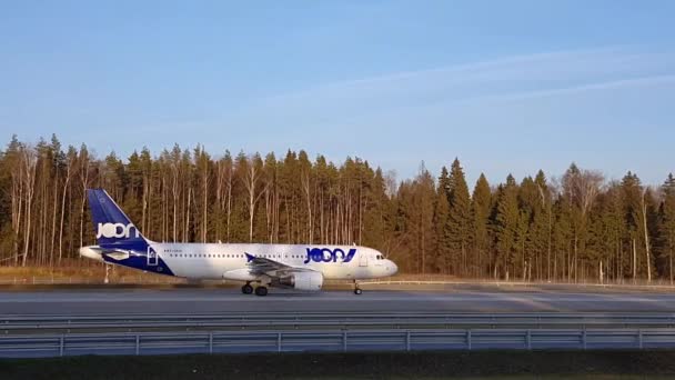 Ponte para aeronaves da nova pista para o terminal do Aeroporto de Sheremetyevo . — Vídeo de Stock