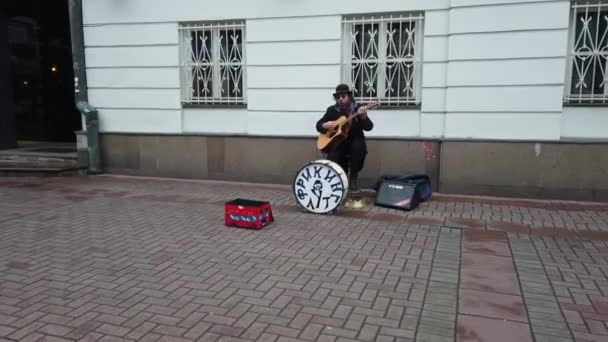 Sokak Sanatçısı gitar ve davul çalıyor. Şehir, Şehir Sokağı — Stok video