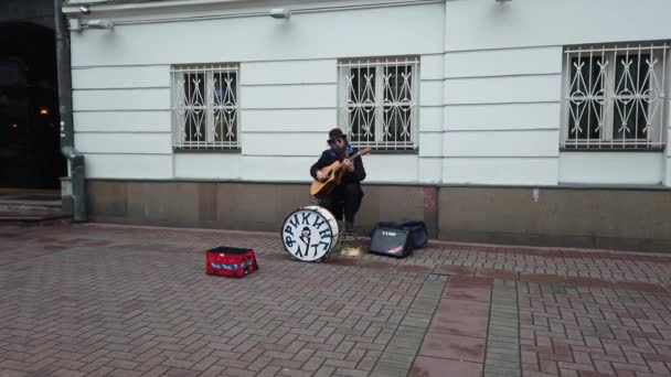 Utcai művész gitározik és dobol. Város, Városi utca — Stock videók