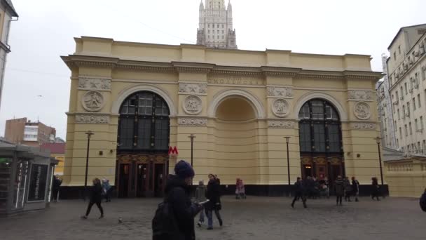 Натовп людей при вході до Смоленського метрополітену — стокове відео