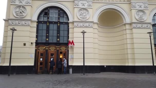 Follia di persone all'ingresso della stazione della metropolitana Smolenskaya — Video Stock