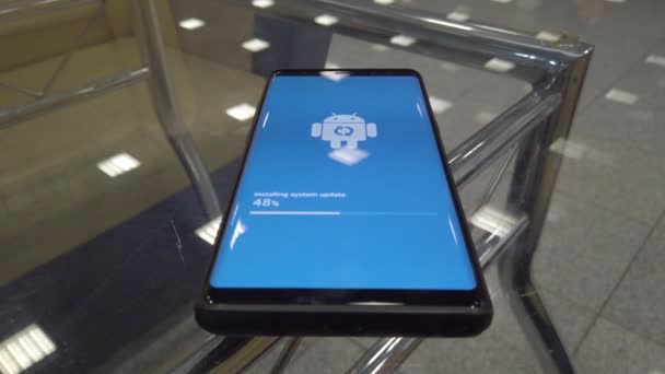 Ikona logo Android robot na ekranie smartfona podczas instalacji aktualizacji — Wideo stockowe