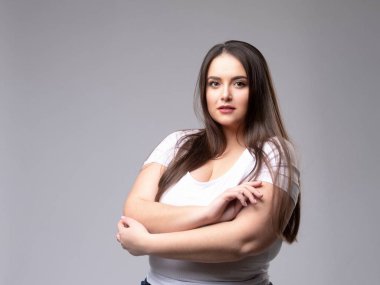 Ayrıca stüdyosunda uzun saçlı bir manken.