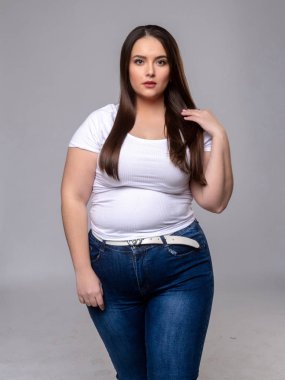 Ayrıca stüdyosunda uzun saçlı bir manken.