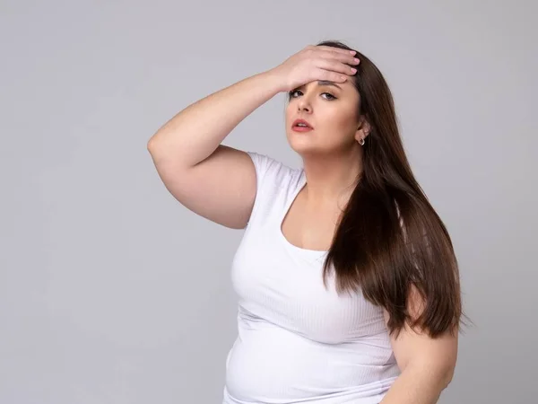 Modelo Plus Size com dor de cabeça — Fotografia de Stock