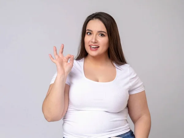 Plus Size modell hosszú haj pózol a stúdióban. — Stock Fotó