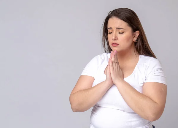 Modelo Plus Size con el pelo largo posando en el estudio. estar en las devociones — Foto de Stock