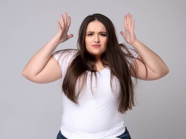 Stüdyoda uzun saçlı agresif artı beden modeli..