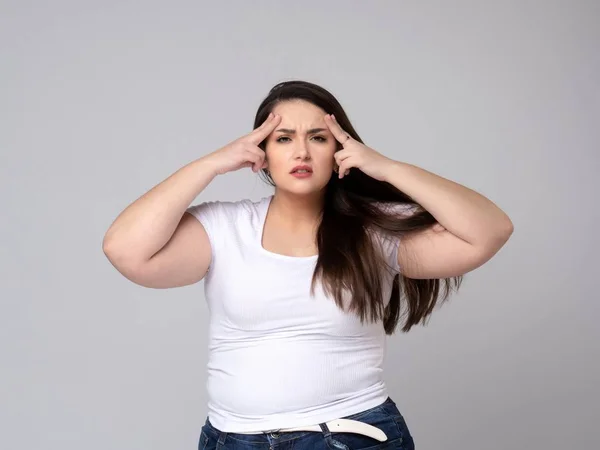 Plus-Size-Modell mit Kopfschmerzen — Stockfoto