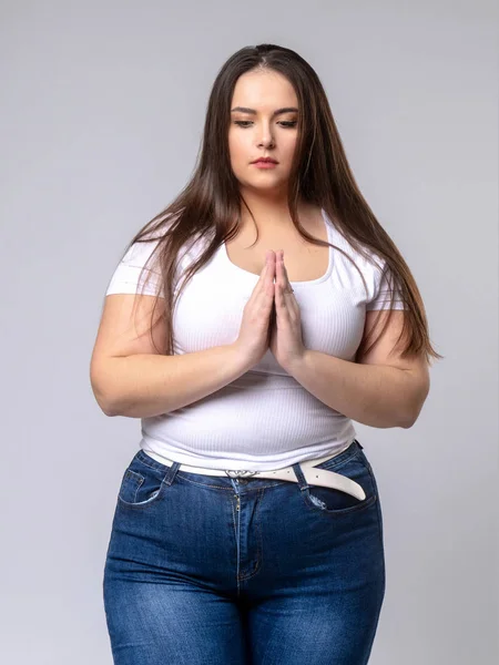 Plus storlek modell med långt hår poserar i studio. vara på de de — Stockfoto