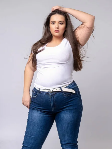 Plus Size Model met lang haar poseren in studio — Stockfoto