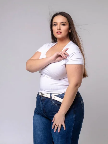 Plus Size Model met lang haar poseren in studio — Stockfoto