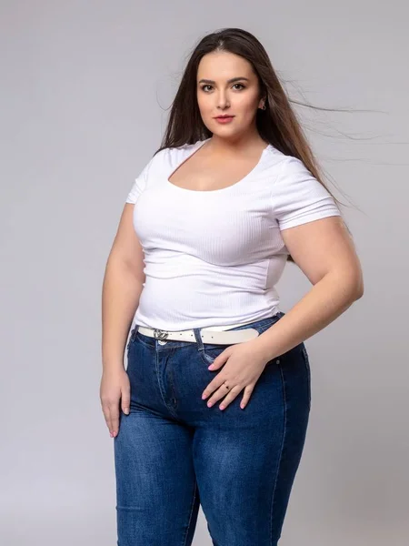 Stüdyoda poz veren uzun saçlı bir model.