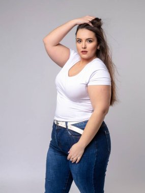 Stüdyoda poz veren uzun saçlı bir model.