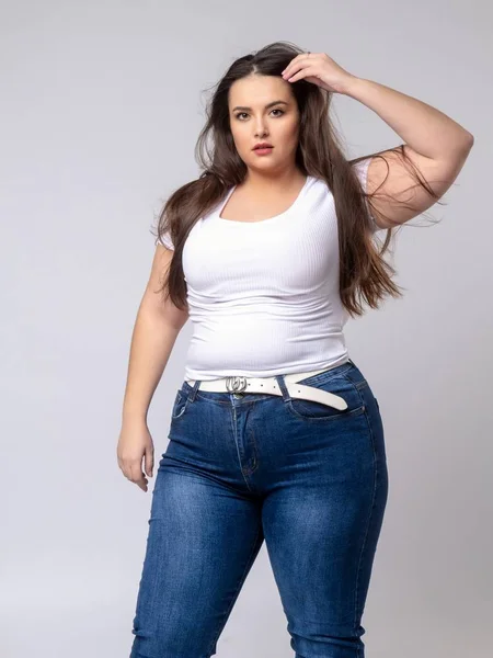 Modelo Plus Size com cabelo comprido posando em estúdio — Fotografia de Stock