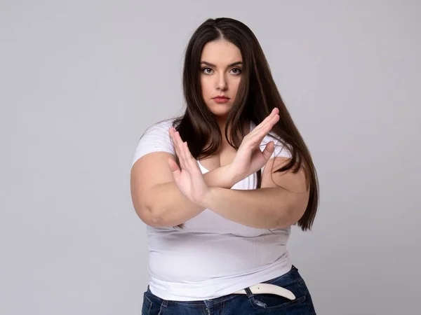 Plus Size modell hosszú haj gesztikuláló nincs jel a stúdióban. — Stock Fotó