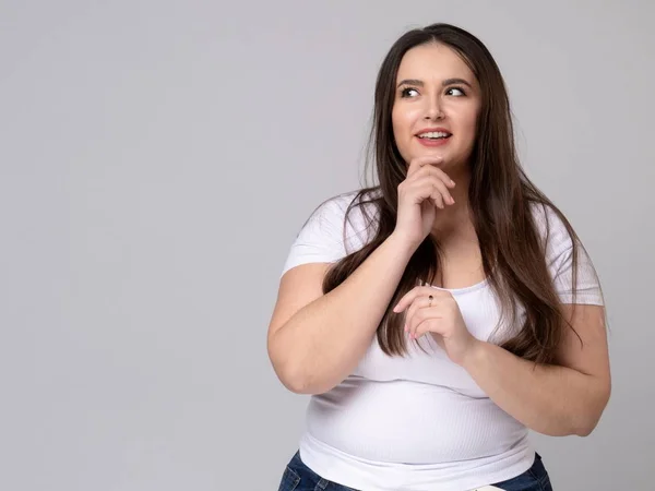 Fille tient doigt à la bouche exhortant à garder le silence — Photo