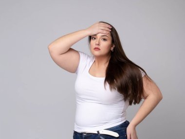 Baş Ağrısı Olan Artı Boyut Modeli