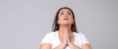 Stüdyoda poz veren uzun saçlı bir manken. Namazında ol.