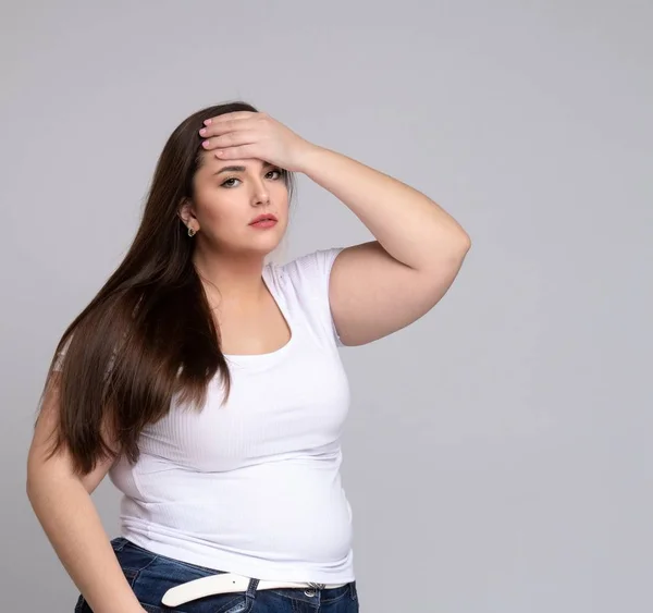 Modelo Plus Size com dor de cabeça — Fotografia de Stock