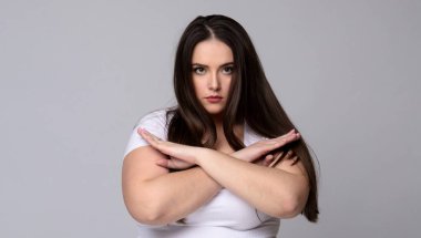 Artı Stüdyoda sinyal vermeyen uzun saçlı bir model..