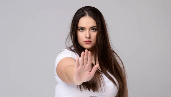 Plus modelo de tamaño con el pelo largo gesto sin señal en el estudio . — Foto de Stock