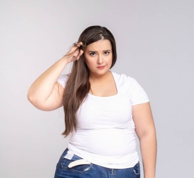 Artı, uzun saçlı, uzun saçlı bir manken.