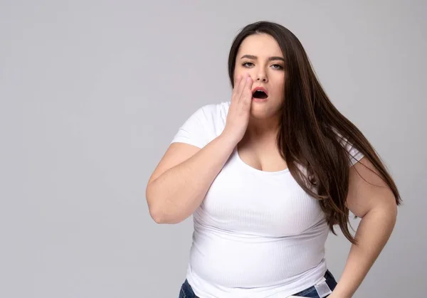 Plus Size Modello con una mano che tiene un dente dolorante — Foto Stock