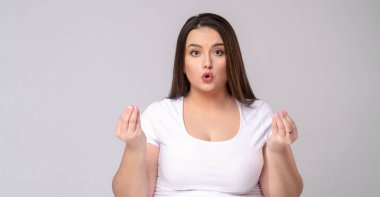 Ayrıca stüdyo ortamında uzun saçlı bir manken..