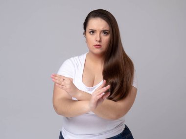 Artı Stüdyoda sinyal vermeyen uzun saçlı bir model..