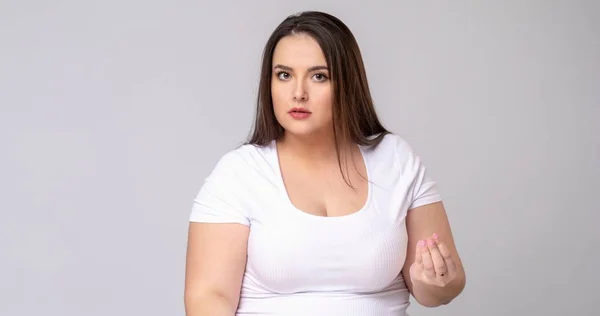 Modelo Plus Size con pelo largo medita en estudio . —  Fotos de Stock