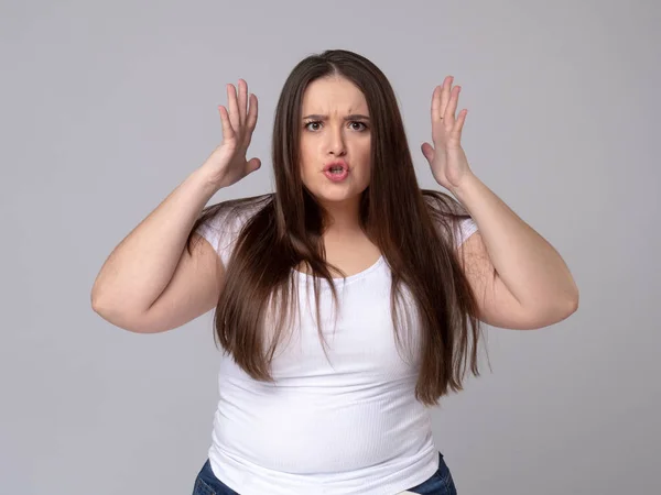 Agressivo Plus Size Model com cabelos longos em estúdio . — Fotografia de Stock